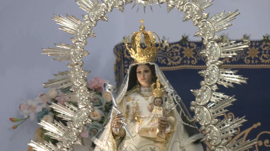 Juanma Moreno realiza una ofrenda floral a la patrona de Adamuz un mes después del accidente