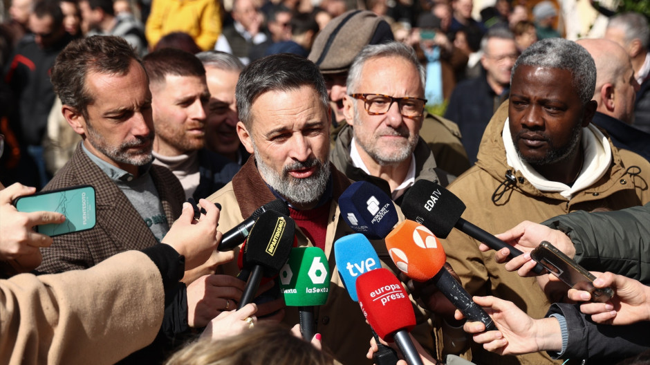 El presidente de Vox, Santiago Abascal, atiende a los medios de comunicación en Peñafiel, Valladolid