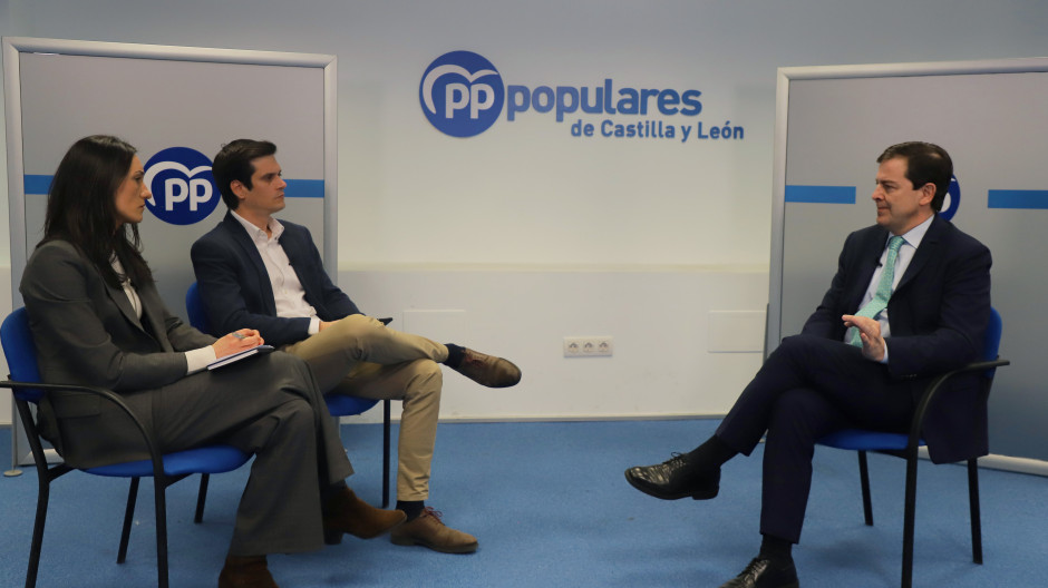 Alfonso Fernández Mañueco, durnate la entrevista con El Debate