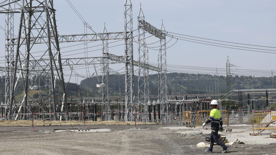 Construcción de naves para la transformación de energía de corriente alterna a corriente continua para el transporte a través del cable de interconexión con Francia
