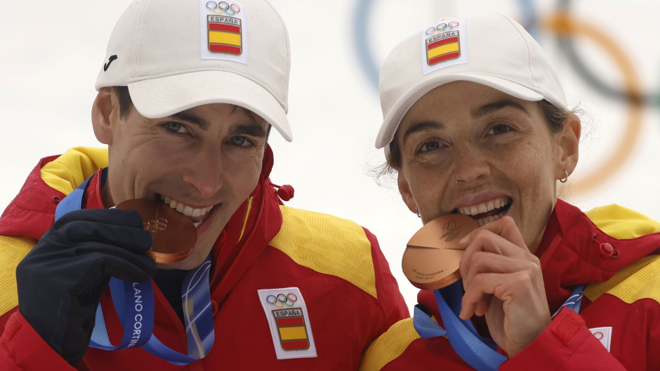 Oriol Cardona y Ana Alonso tras lograr la medalla de bronce en relevos