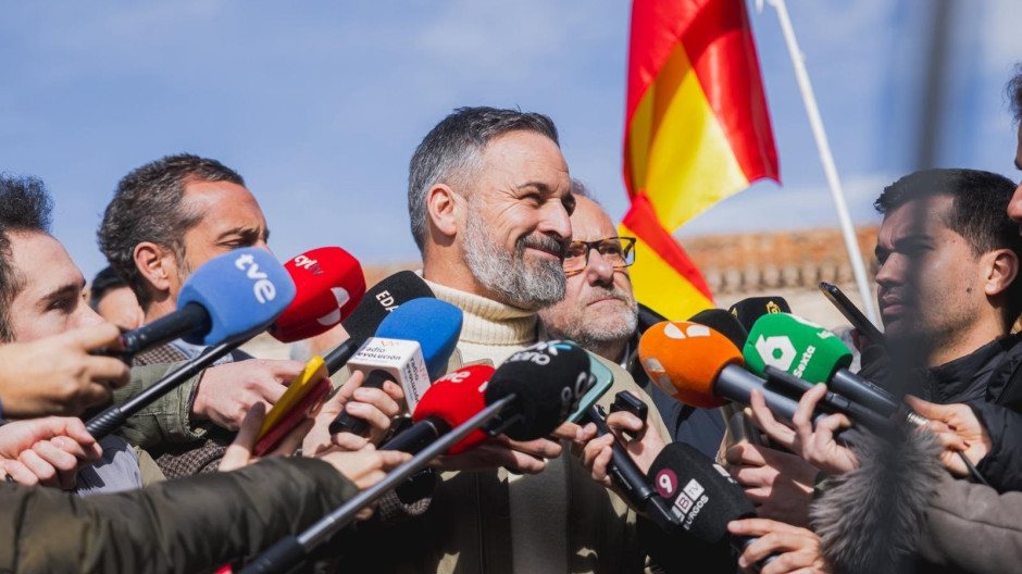 El presidente de Vox, Santiago Abascal, atiende a los medios durante su visita a Lerma (Burgos)