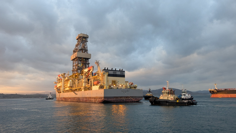 Maniobra de salida del 'Noble Voyager' del puerto exterior de La Coruña