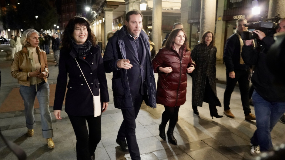 El ministro de Transportes, Oscar Puente y la ministra de Igualdad, Ana Redondo, participan en la pegada de carteles en Valladolid