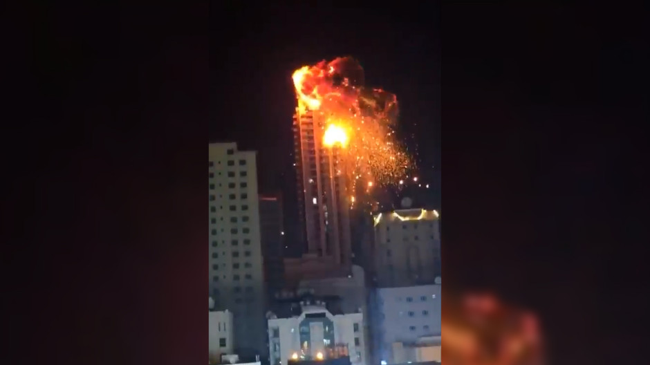 El momento del impacto del dron contra un edificio residencial de Baréin