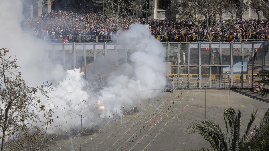 Mascletá en la plaza del Ayuntamiento de Valencia