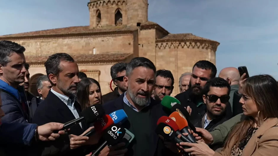 Santiago Abascal ofrece declaraciones a los medios en Almazán