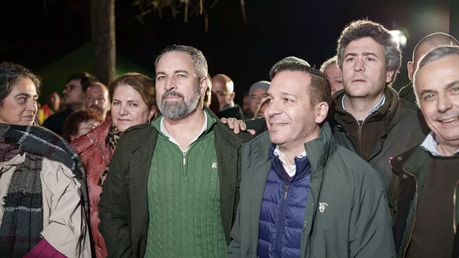El presidente de Vox, Santiago Abascal, y el líder de Vox en Extremadura, Óscar Fernández, en un acto de campaña