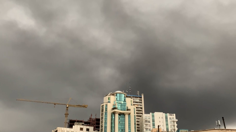 El cielo de Teherán se cubre con nueves tóxicas tras el ataque israelí a instalaciones petroleras