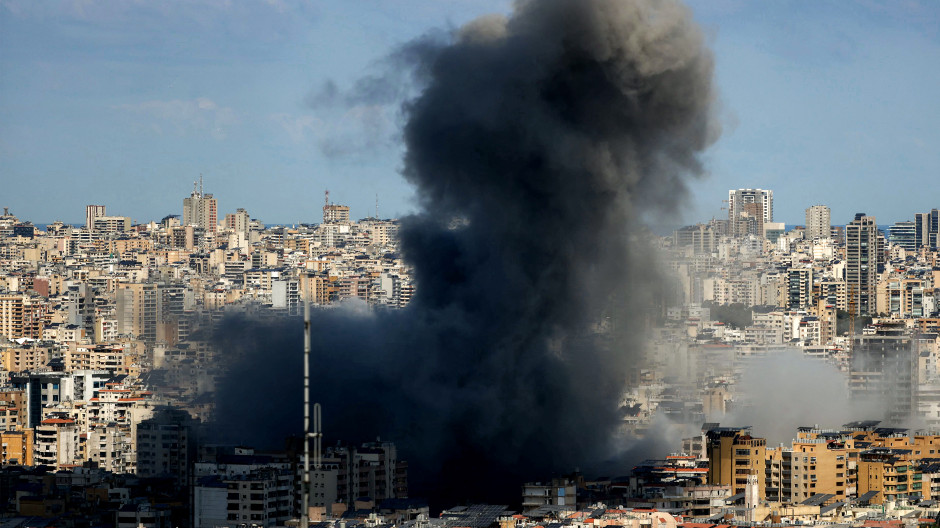 Una columna de humo negro asciende en Beirut