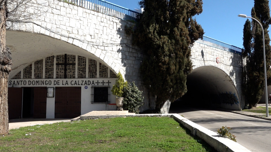 Así es la capilla bajo la M-30: «Me pregunto qué hace Dios metido debajo de un puente»
