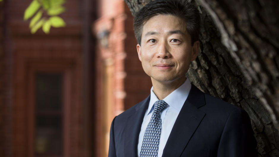 Sung-Yoon Lee, escritor surcoreano autor de La hermanísima