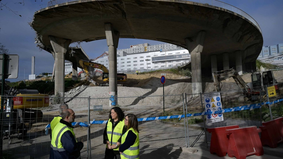 La delegada territorial de la Xunta en A Coruña, Belén do Campo, supervisa las obras por la demolición del viaducto de la AC-12