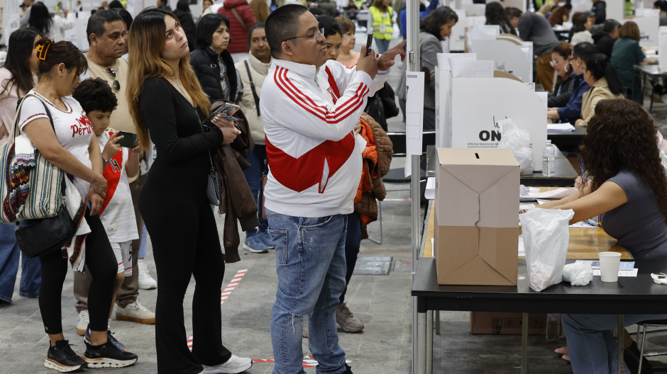 Largas colas en IFEMA: masiva participación de peruanos en las elecciones