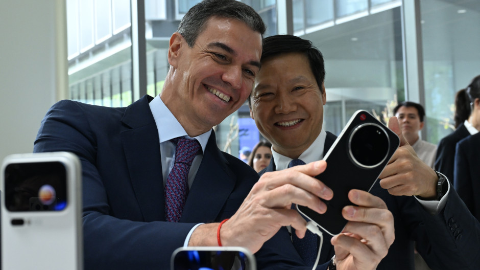 El presidente del Gobierno español, Pedro Sánchez (i), durante su visita este lunes en Pekín a la sede de la tecnológica Xiaomi junto a su fundador, Lei Juny (d)