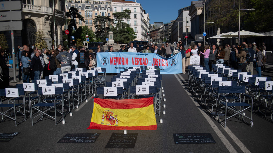Manifestantes durante la concentración convocada por la Asociación Víctimas Descarrilamiento Adamuz frente al Congreso
