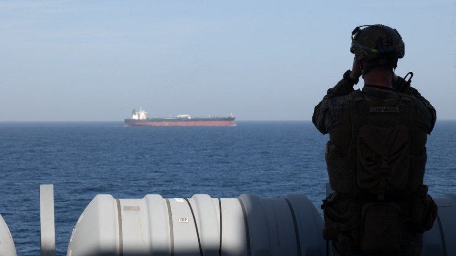 Un marine a bordo del transporte anfibio 'USS New Orleans' (LPD 18) durante el bloqueo impuesto a los puertos iraníes