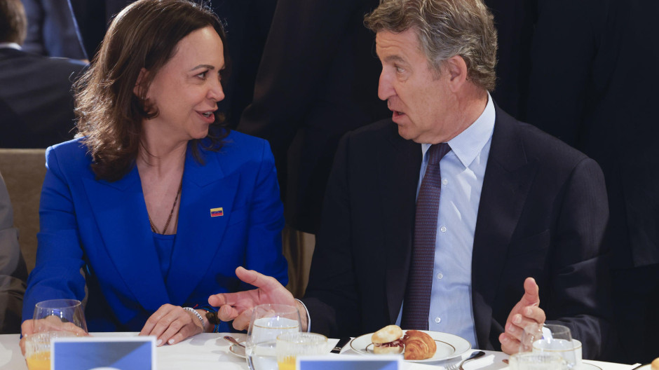 El líder del Partido Popular, Alberto Núñez-Feijóo junto a la Nobel de la Paz María Corina Machado este lunes