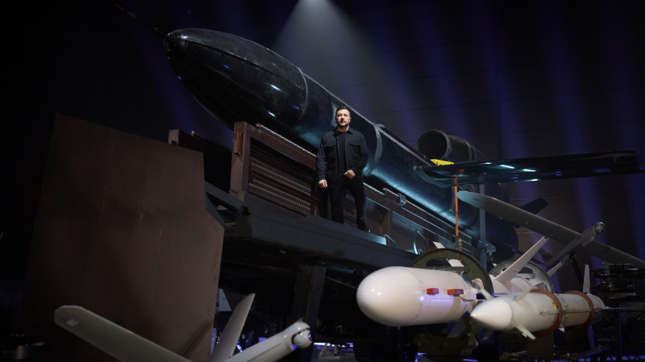 El presidente de Ucrania, Volodimir Zelenski, en una fabrica de drones