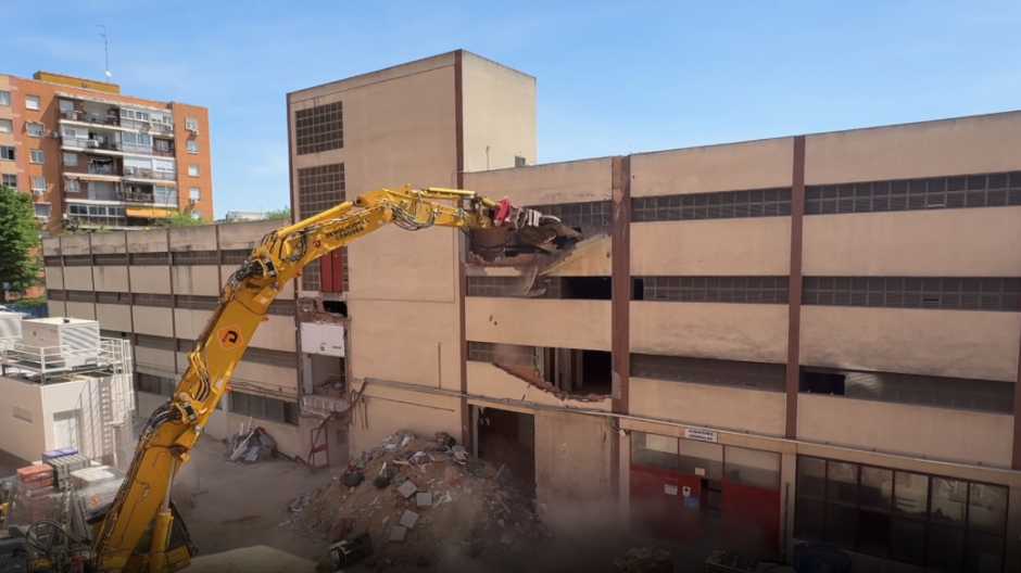 Obras de demolición del antiguo aparcamiento del Hospital de Móstoles