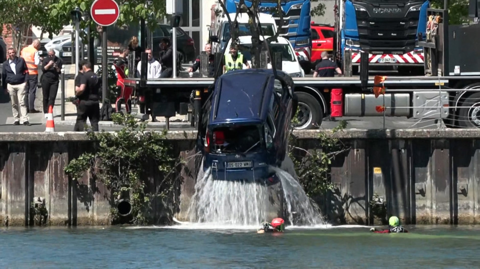 Los servicios de emergencias rescatan un vehículo del río Sena