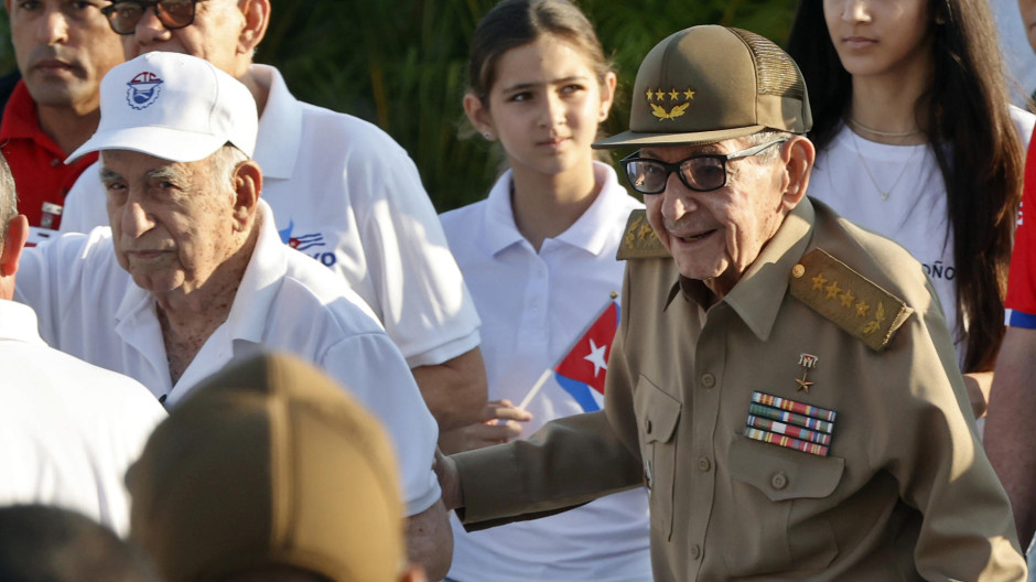 Raúl Castro asiste a la conmemoración del Día Internacional del Trabajo este viernes, en La Habana (Cuba).