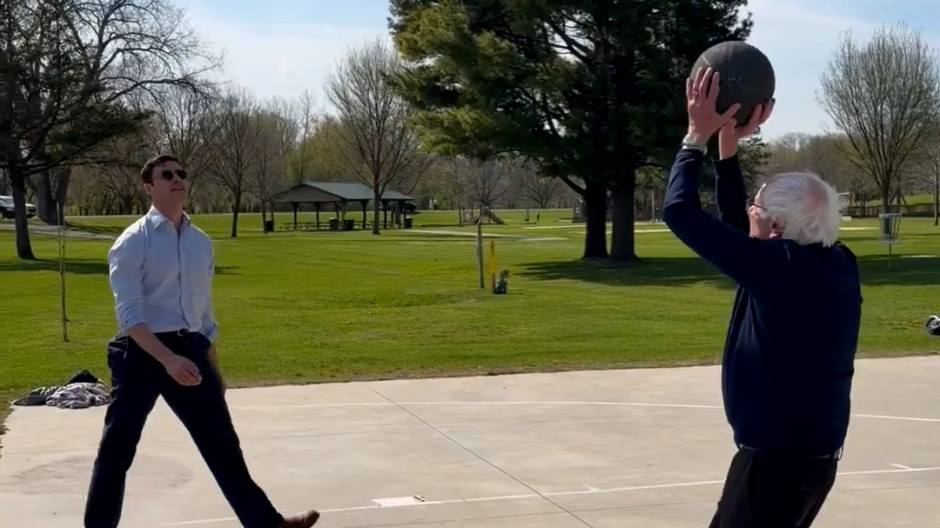 Bernie Sanders en un parque de Minnesota