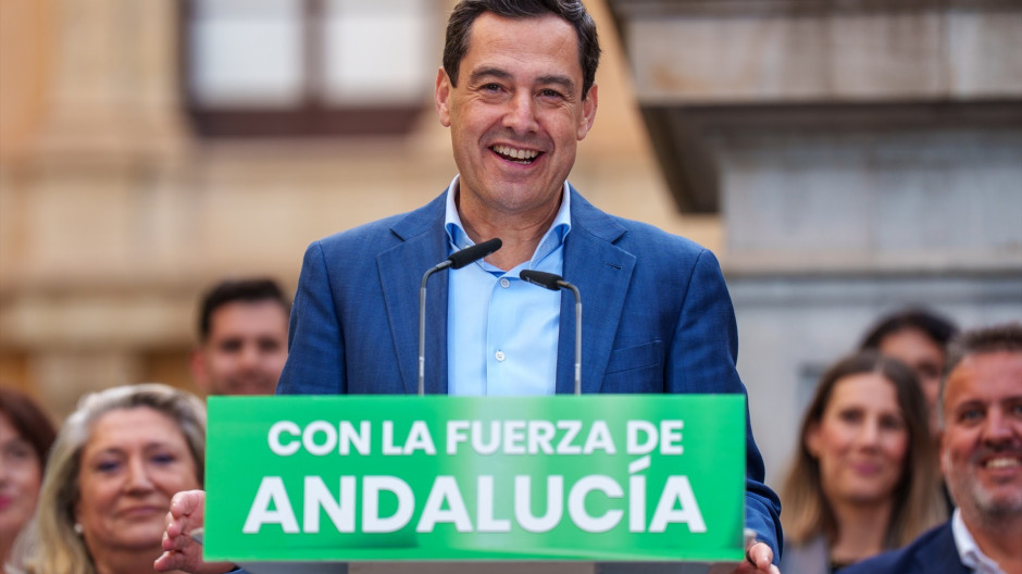 Juanma Moreno interviene ante los medios de comunicación desde Alhurín el Grande
