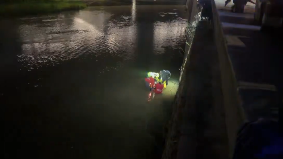 Imagen del rescate a una mujer por parte de los bomberos en el río Manzanares
