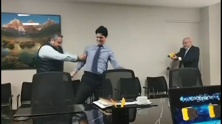 El surrealista vídeo viral de un alcalde peruano disparando con una pistola eléctrica a un asesor