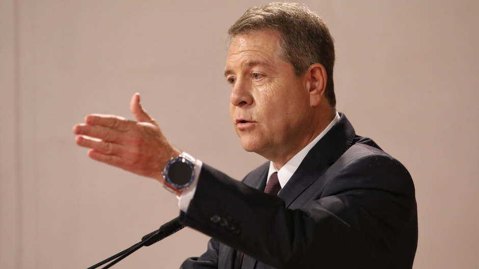 García-Page vuelve a mandar un recado a Sánchez y Zapatero: «La honradez empieza por cumplir la palabra dada»