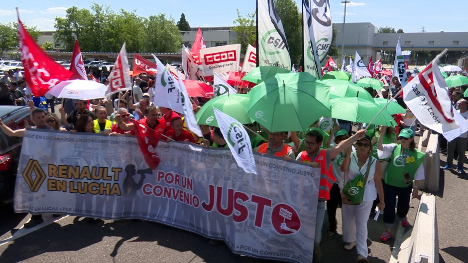 Trabajadores de la factoría de Renault en Valladolid durante los paros para exigir la vuelta a las negociaciones del convenio colectivo