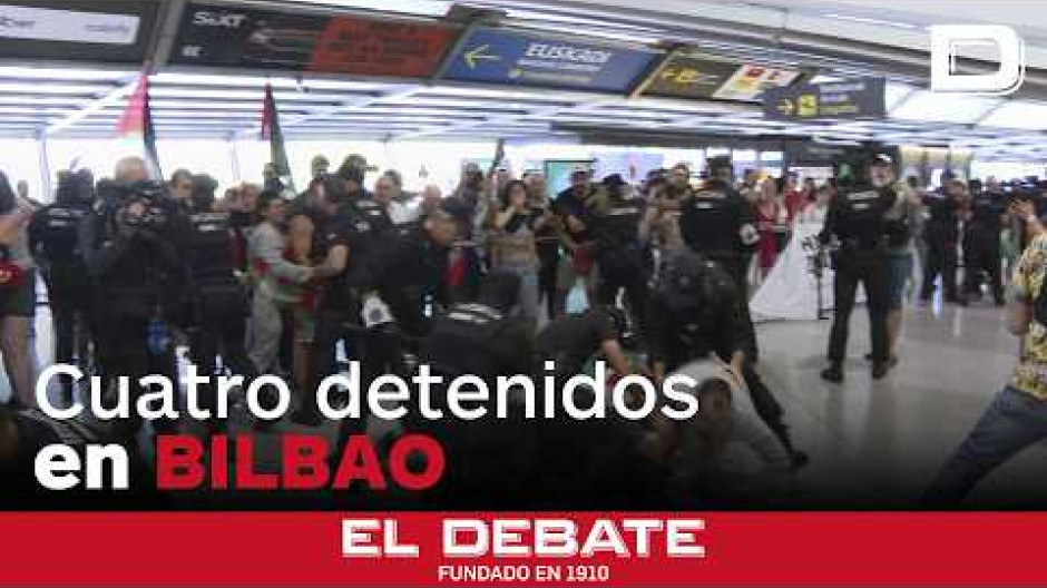 Así ha sido el incidente a la llegada de los miembros de la Flotilla al aeropuerto de Bilbao