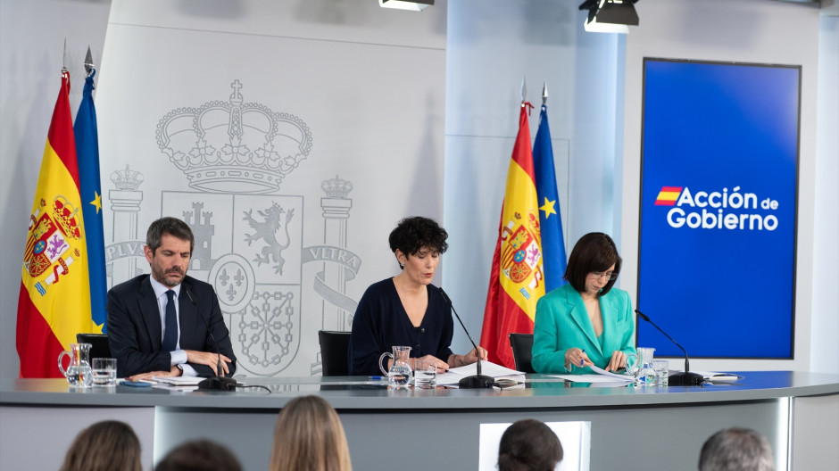 EuropaPress_7534209_i_d_ministro_cultura_ernest_urtasun_ministra_inclusion_seguridad_social