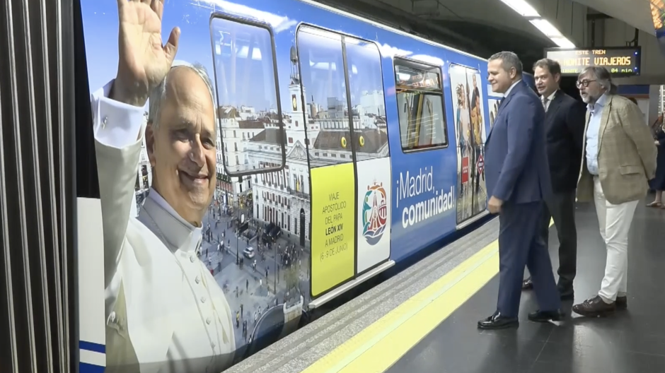 El nuevo vinilo del Papa León XIV en el Metro de Madrid