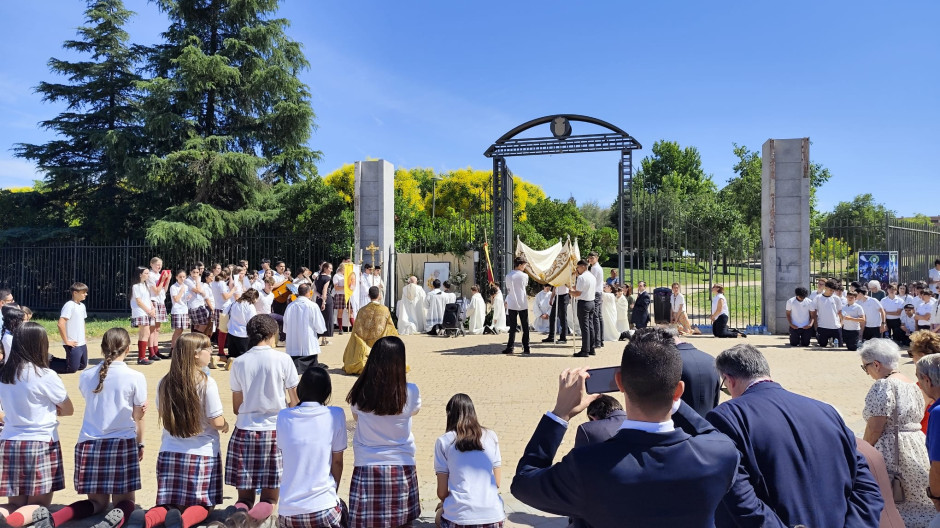 Una de las paradas de la procesión del Corpus del Colegio Juan Pablo II de Parla