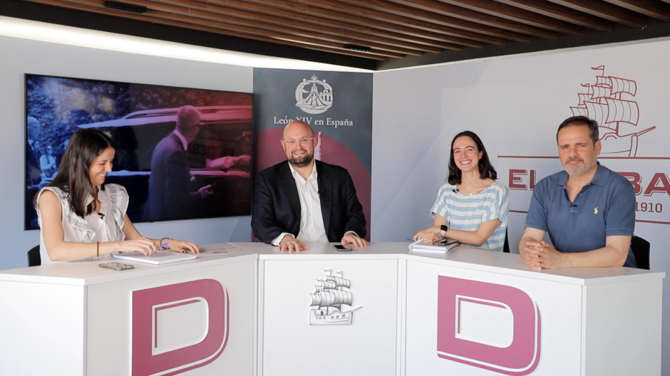 Paula Baena, María Fernández y Álex Navajas junto a Diego Moreno en 'A Debate'