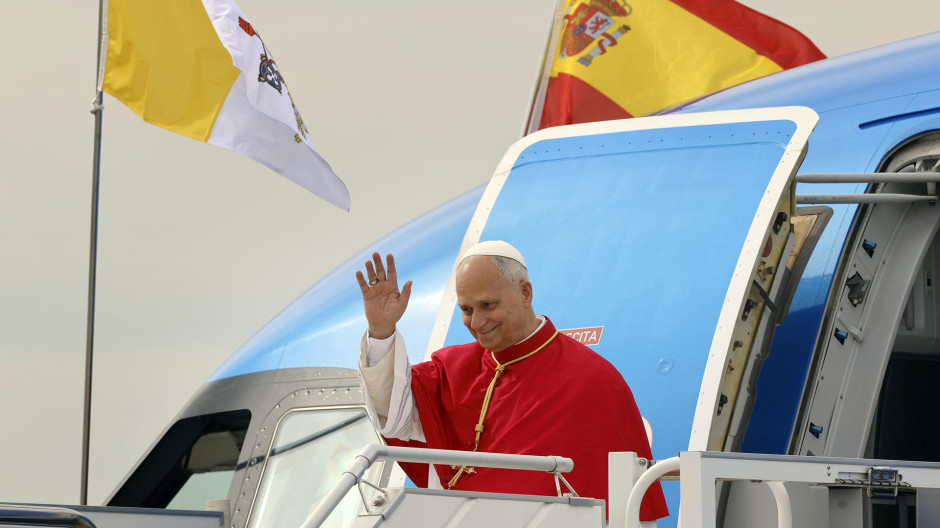 El Papa León XIV saluda a su llegada al aeropuerto de Adolfo Suárez Madrid-Barajas