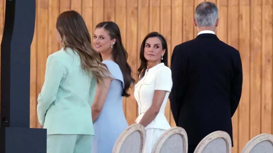 La Reina Letizia, con sus hijas, la Princesa Leonor y la Infanta Sofía, en la misa de CibelesAFP
