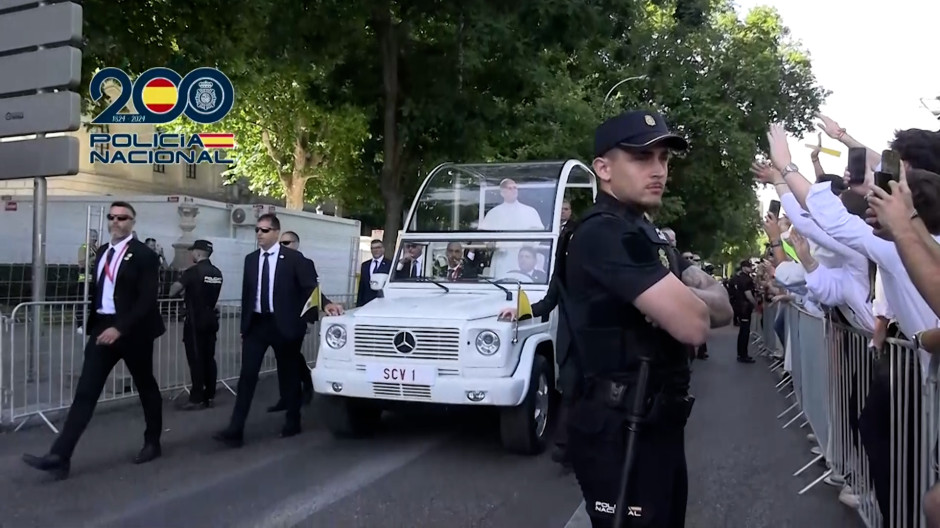 El Papa León XIV escoltado por la policía en su trayecto hacia Cibeles