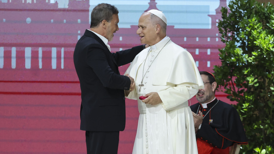 El Papa León XIV y el actor Antonio Banderas durante el encuentro 'Tejer redes con el mundo de la cultura, la educación, la empresa y el deporte