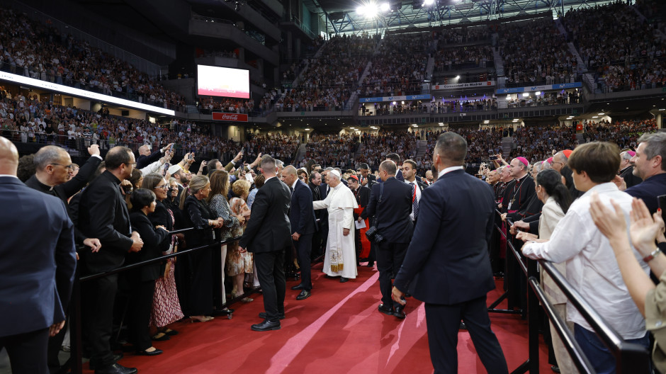 El Papa este domingo en el acto "Tejer redes" en el Movistar Arena