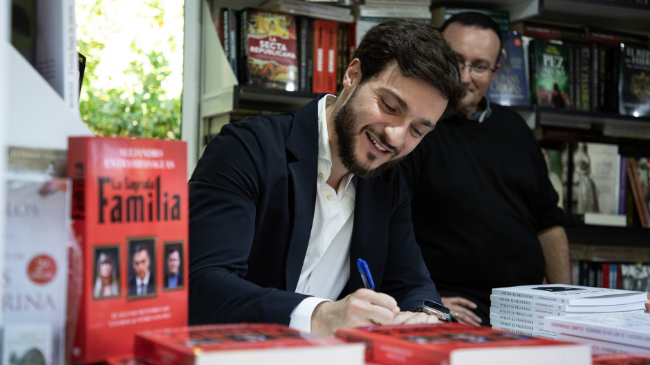 Alejandro Entrambasaguas firmando 'La sagrada familia' en la Feria del Libro