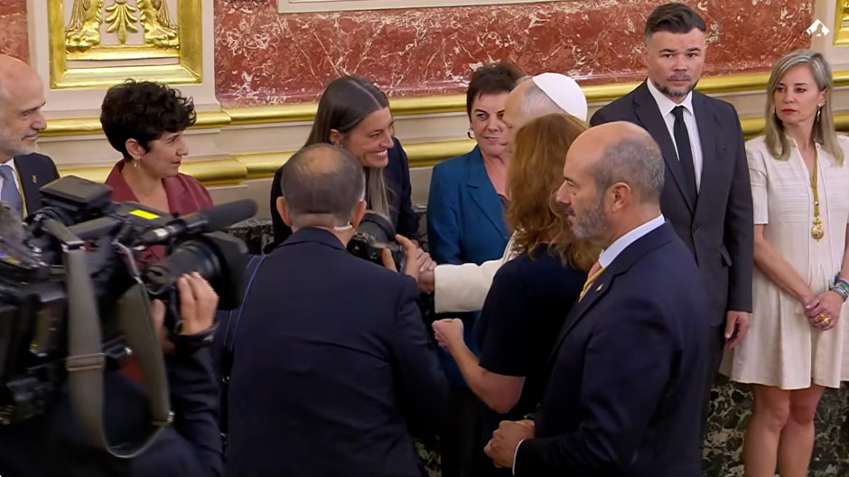 Momento del saludo de Miriam Nogueras al Papa