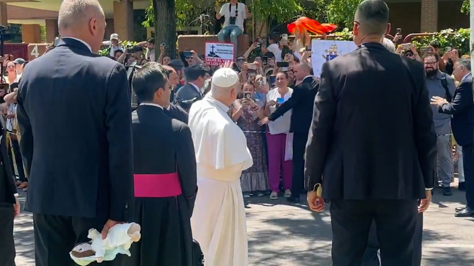 El Papa se acerca a saludar a un grupo de fieles