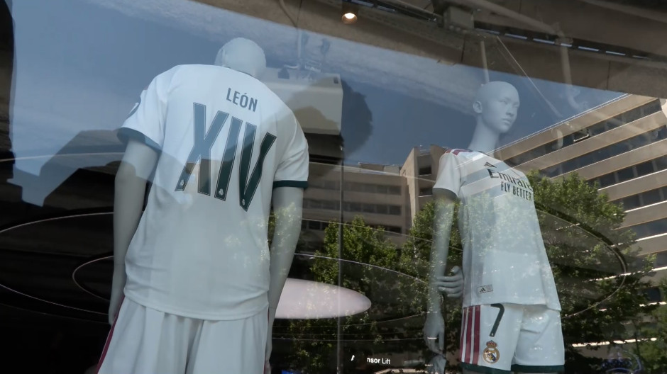 Así es la camiseta del Papa León en la tienda oficial del Bernabéu
