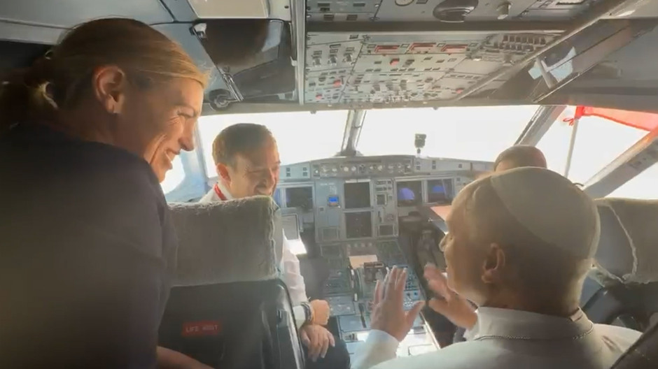 La conversación del Papa con los pilotos del avión