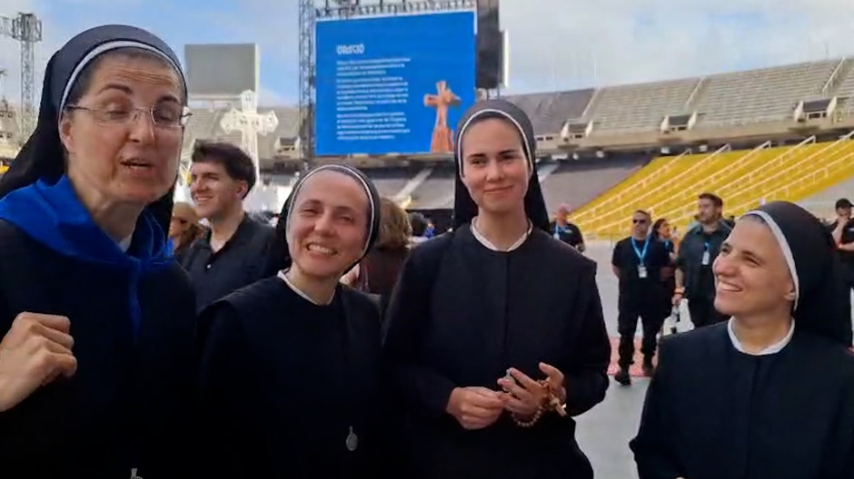 Los fieles esperan ilusionados la llegada del Papa