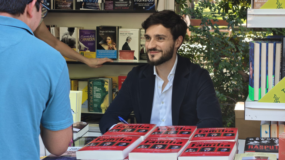 Alejandro Entrambasaguas firmando 'La sagrada familia' en la Feria del Libro