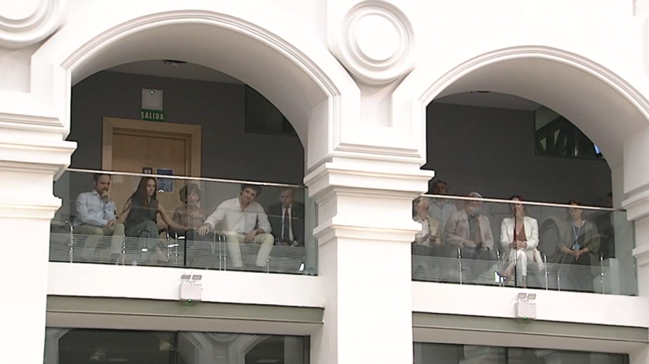 Familiares de Federico López de la Riva este martes en el Pleno del Ayuntamiento de Madrid